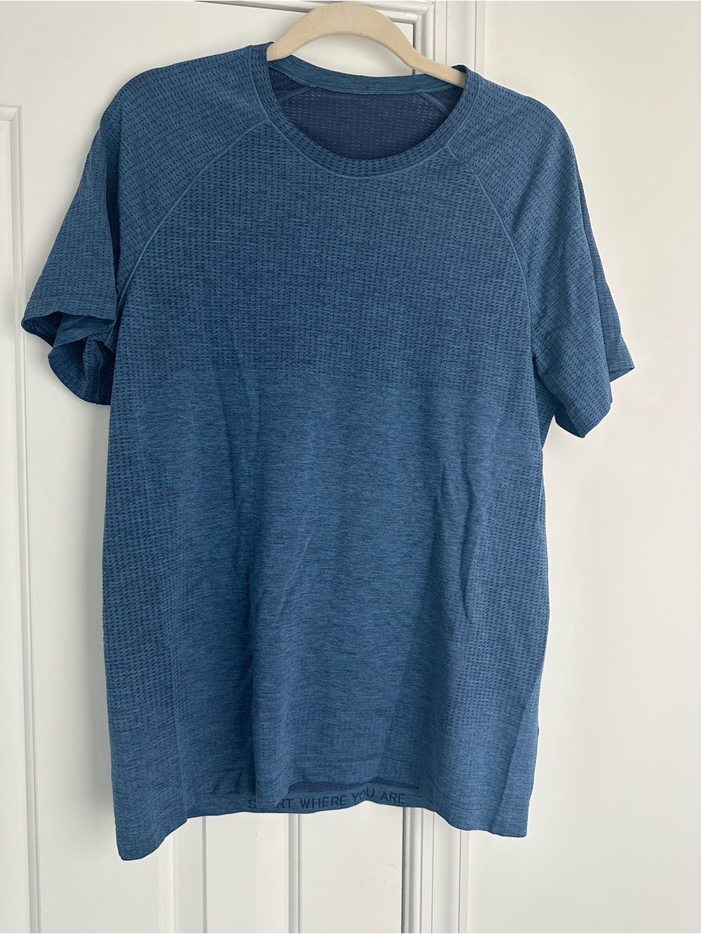 Lululemon Athletica men’s tee short sleeve medium blue like new